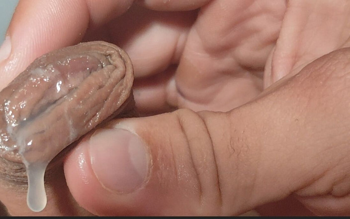 Straight Daddy Club: Drsný rovný děda má jeho žalud zaplavený spermatem.