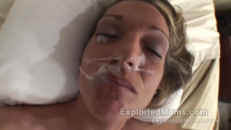 Xes Network: Une hôtesse cougar mature excitée au corps sexy et mignons...