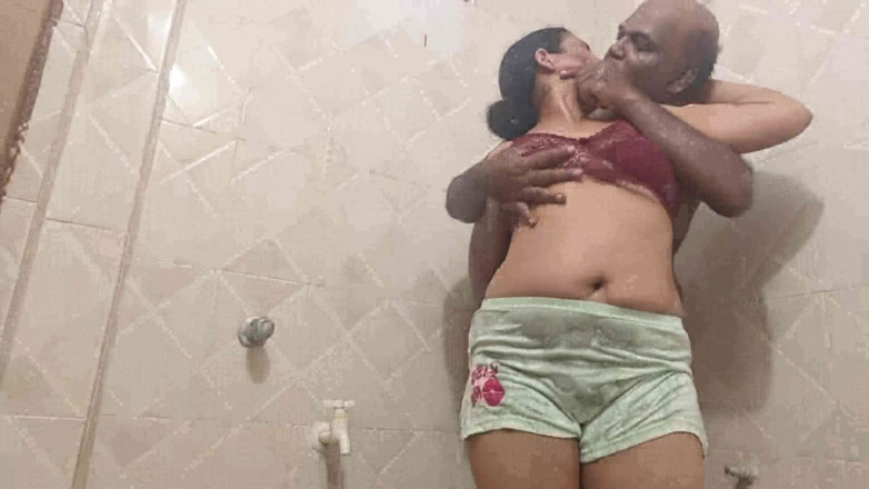 Sexy sindu: Sexy sindu fa il bagno con l'amante