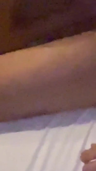 Wanita blonde berkahwin panas berkongkek dengan orang asing di keluar dari parti syarikat suami cuckoldnya