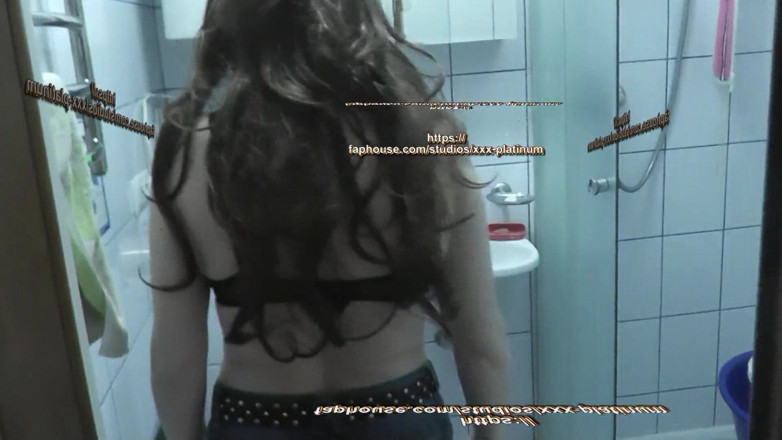 XXX-Platinum: Pluie dorée. Pisser. Pisse. Une belle MILF aux cheveux longs...