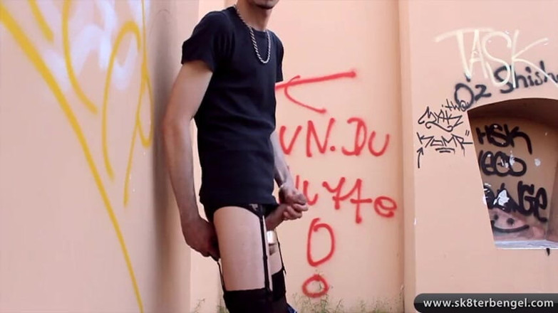 Sk8terBengel: Dildospaß im freien und rauchen in strümpfen