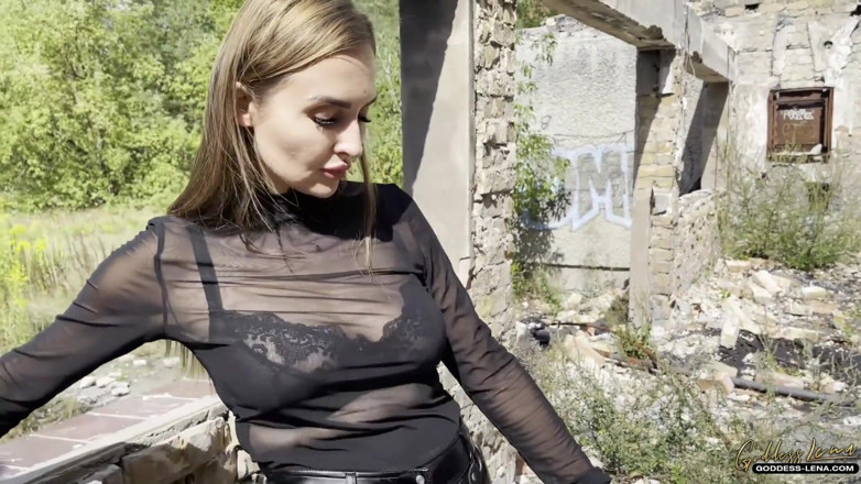 Goddess Lena: Venkovní šukání s připínákem