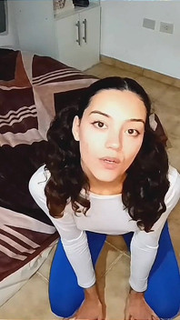 Sexy latina de joelhos pedindo para encher sua boca com leite