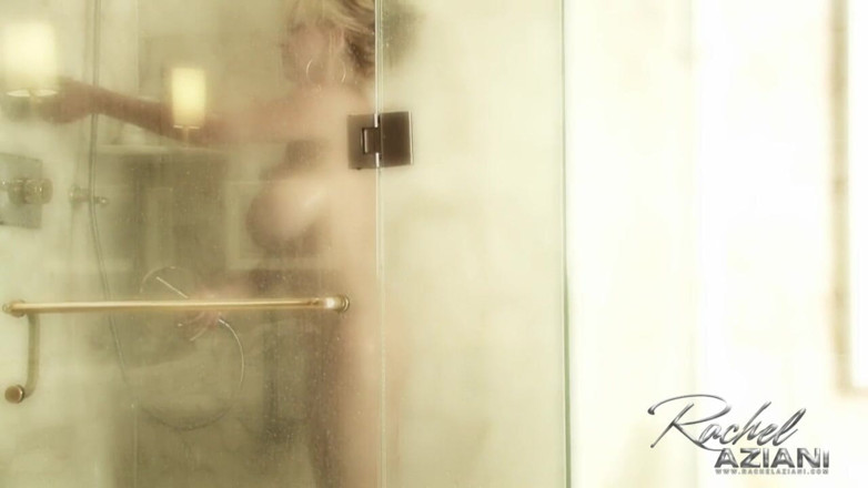 Aziani: Rachel wordt kletsnat onder de douche en plaagt