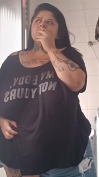 Krzywego BBW w odważnym momencie pewność siebie, krzywe i dym