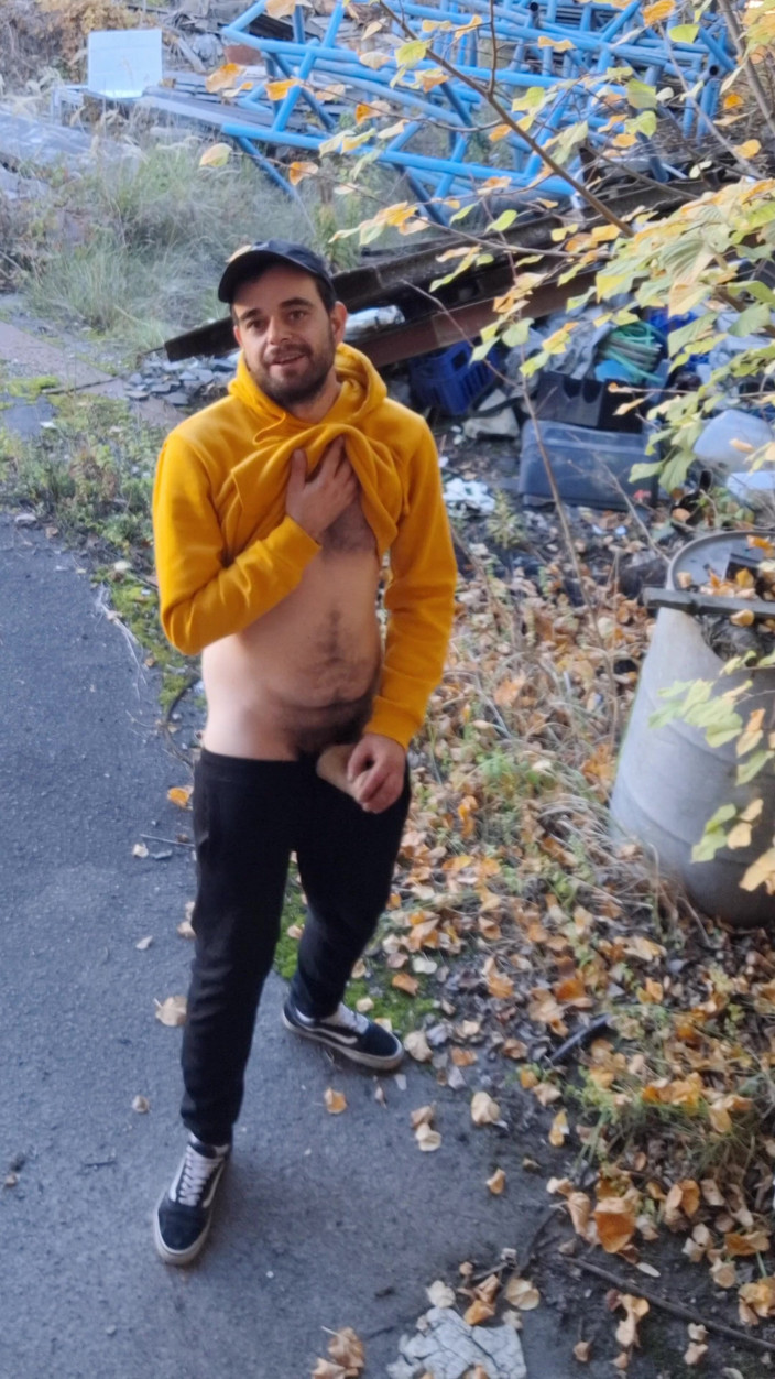 jerkofflover: Masturbujem V Opustenej Fabrike Vonku V Exteriéri a Vo Vnútri...