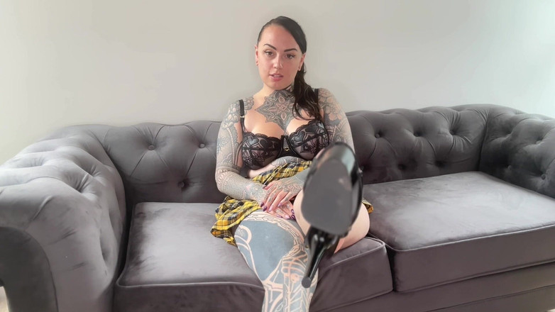 Miss Valentina: 被Bratty女学生勒索