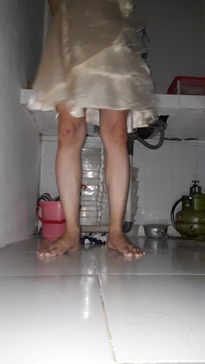 Naomisinka: Gadis pecinta fetish baju pesta satin lagi asik masturbasi