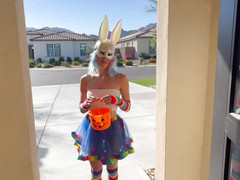Big Bunny: Halloween trick-or-treat bad bunny bikin candy crot dan muncrat di...