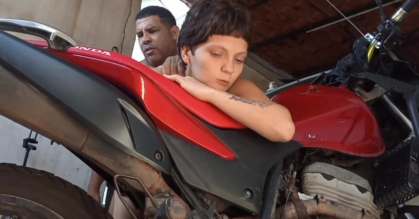 Sapatinha: Botei a Sapatão Para Mamar Na Garagem Enquanto Minha Mulher...