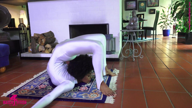 Gymnastic: Acrobaties dans une combinaison blanche Zentai