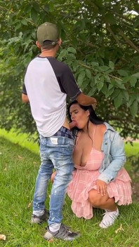 Sepasang Twinks Berhubungan Seks Pada Kencan Pertama Mereka Di Taman Umum