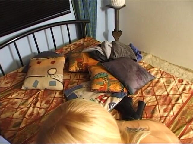Lucky Cooch: Beautiful blonde babe drains lucky guy's pecker