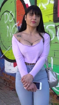 巨乳の若い女性が腕よりも大きなチンポを発見