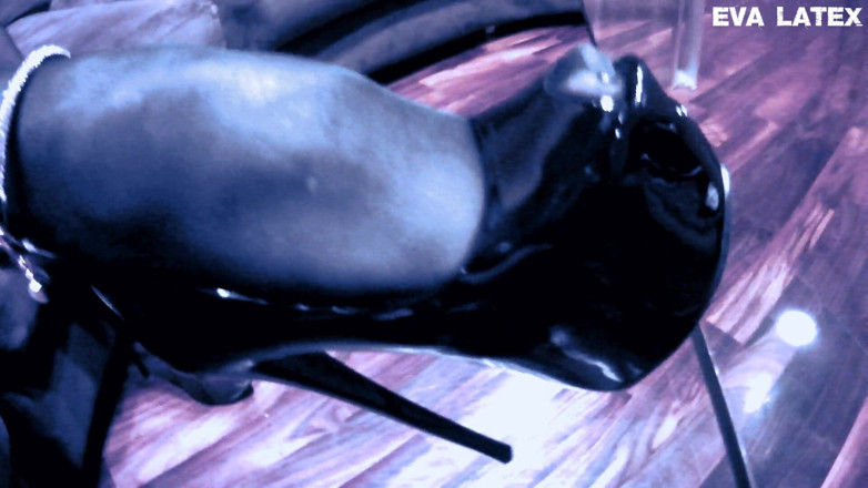Eva Latexxx: Eva lateks fetish ungu milf kink bdsm footfetish sepatu hak...