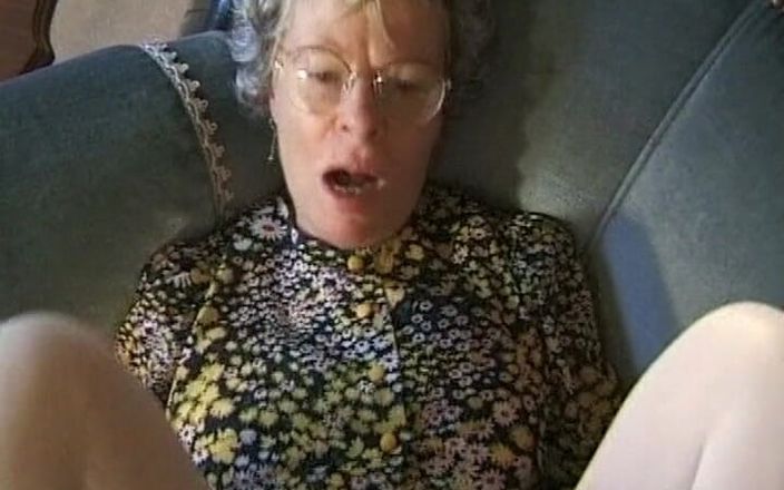 German's Old Chicks: Abuela alemana chupando polla follada por cartero