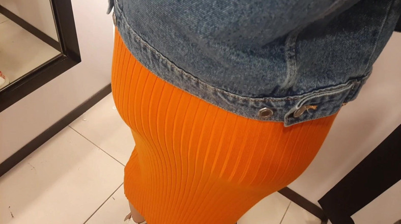 AnnaHomeMix: Orang asing seksi meminta saya melihatnya di bilik fitting.