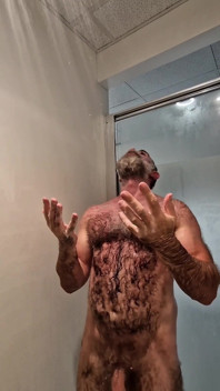 Ayah tiri berotot dengan tebal lagi mandi