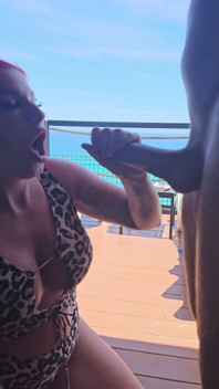 Shaney Leigh îmi suge pula pe balcon