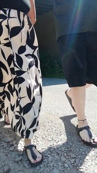 Passeggiata con il nylon in birkenstock