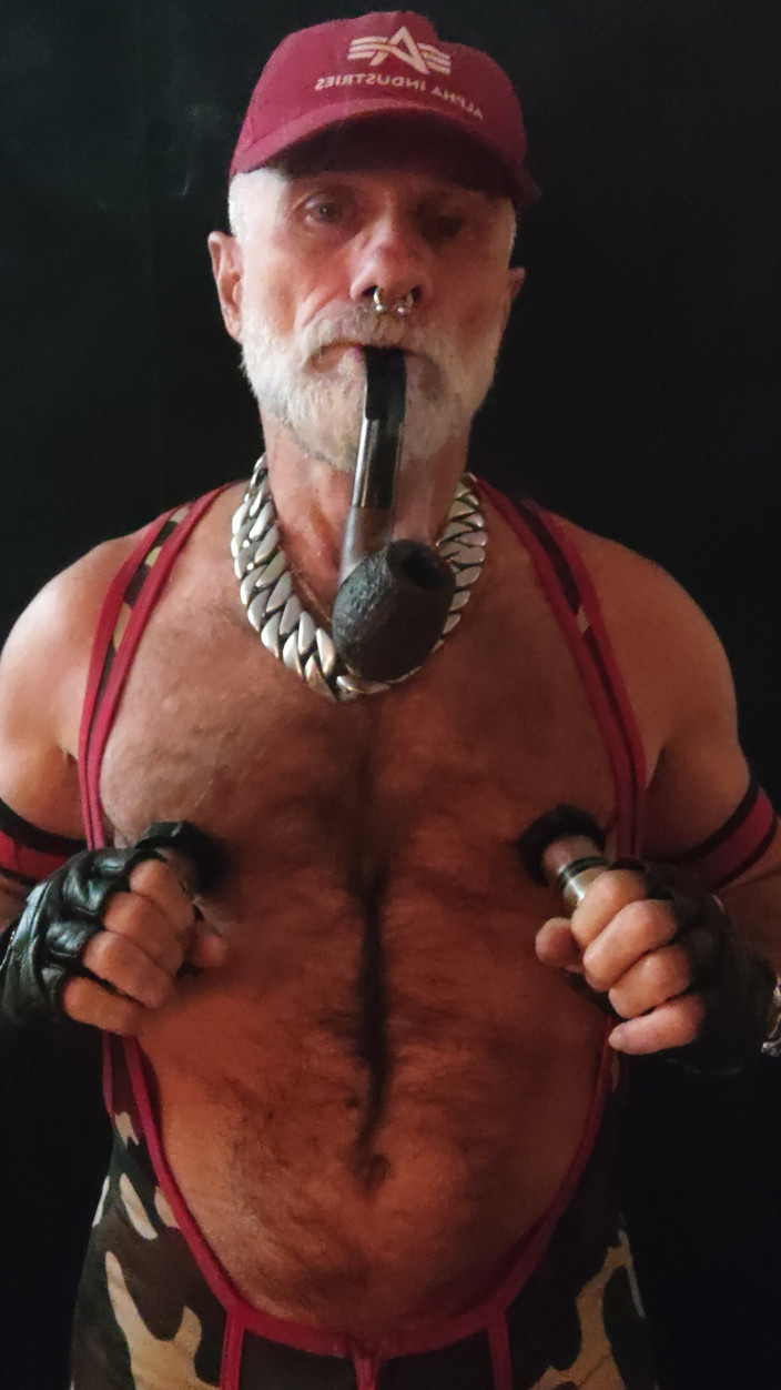 MusclesCigarsFFPig: Ayah tiri merokok pipa dan memompa puting
