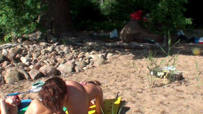 Dirty fantasy: Quattro sorellastre abbronzate si leccano le fighe al sole sulla...