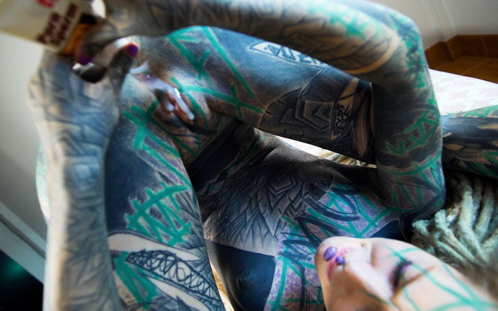 Z-Filmz: 纹身肛门目瞪口呆的爱女孩玩