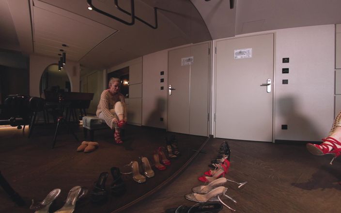 Sabdeluxe VR: 81 Heels Show