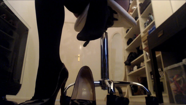 Inkeddutch: Słabość Louboutin z pończochami