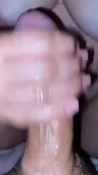 Une MILF pulpeuse à forte poitrine me fait une branlette sexy en POV - Soraya Culona latina 1