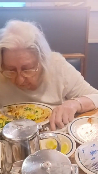 BBW nurse Vicki adventures with friends: Madrasta e eu tomando café da manhã
