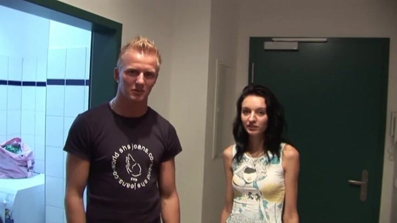123XXX - 100% Amateurs: Une salope brune mince est ouverte pour une baise exhibitionniste...