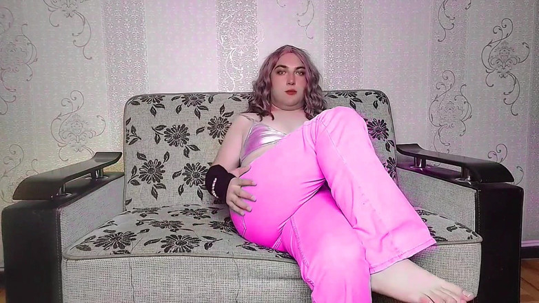 Kitty_Cross: Śliczne Femboy Ciągnięcie oversized sweter na gołe nogi