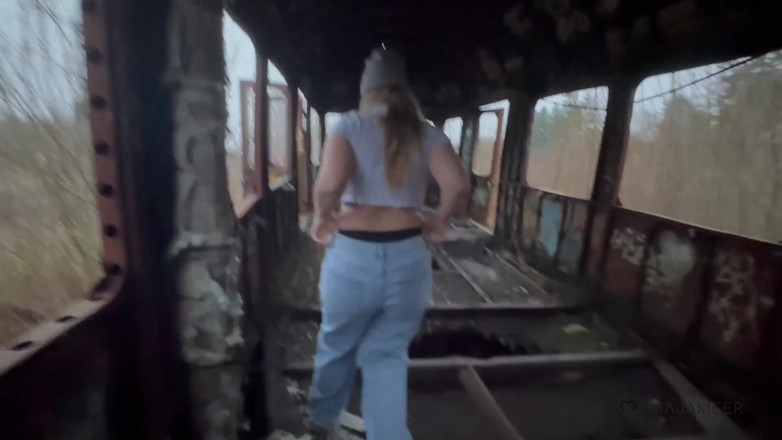 Maja Meer: Él y yo en el lugar abandonado ... y mi camiseta...