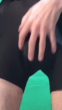 ゆったりとしたパンツとタイトなショートパンツを下着として