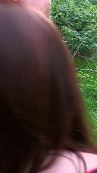Bini milf bengkung dengan tetek besar memancut mani Charlie Kane dalam misi dogging pertamanya