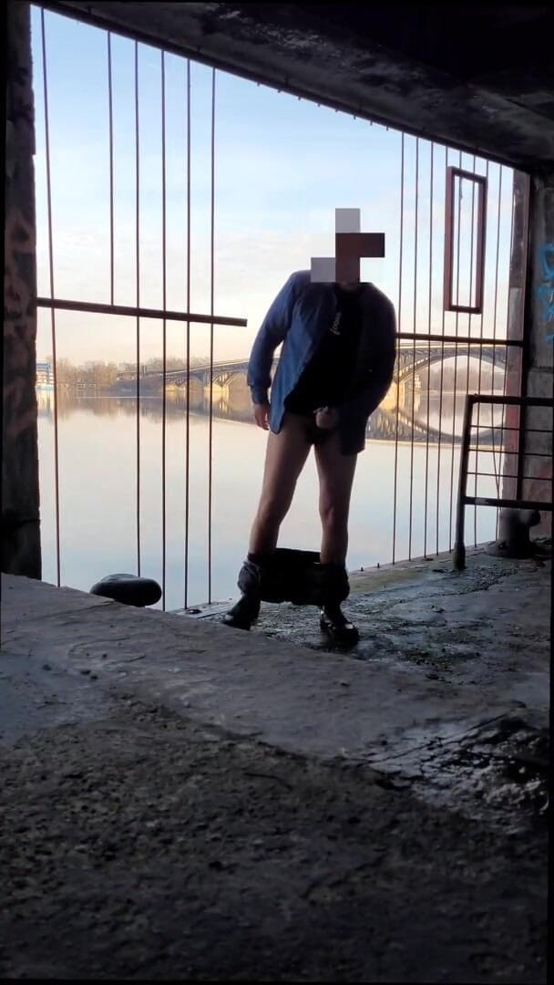 Wanker forever: Ufff. Gorący facet Szarpanie i wytrysk na ulicy