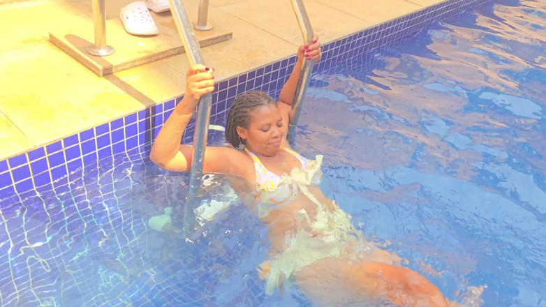 Jocci lena: Reiche Frau Masturbieren in Ihrem Schwimmbad