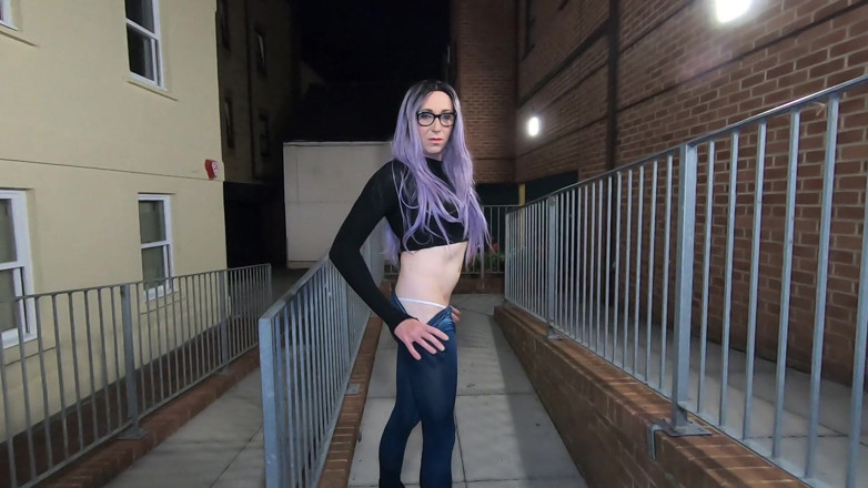 The Midnight Minx: Crossdresser en jeans ajustados tira
