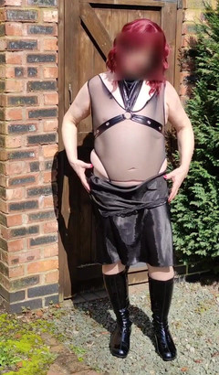 Nottstvslut: 黒サテンの赤毛女装ストリップ