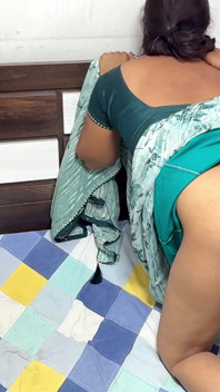 Komal llama a su cuñado por detrás para que la follen en el Terrence
