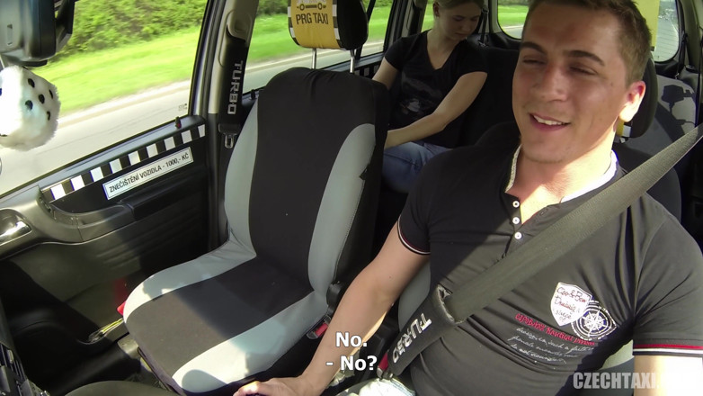 Czech Taxi: Une jeune blonde se fait baiser sur le chemin du...