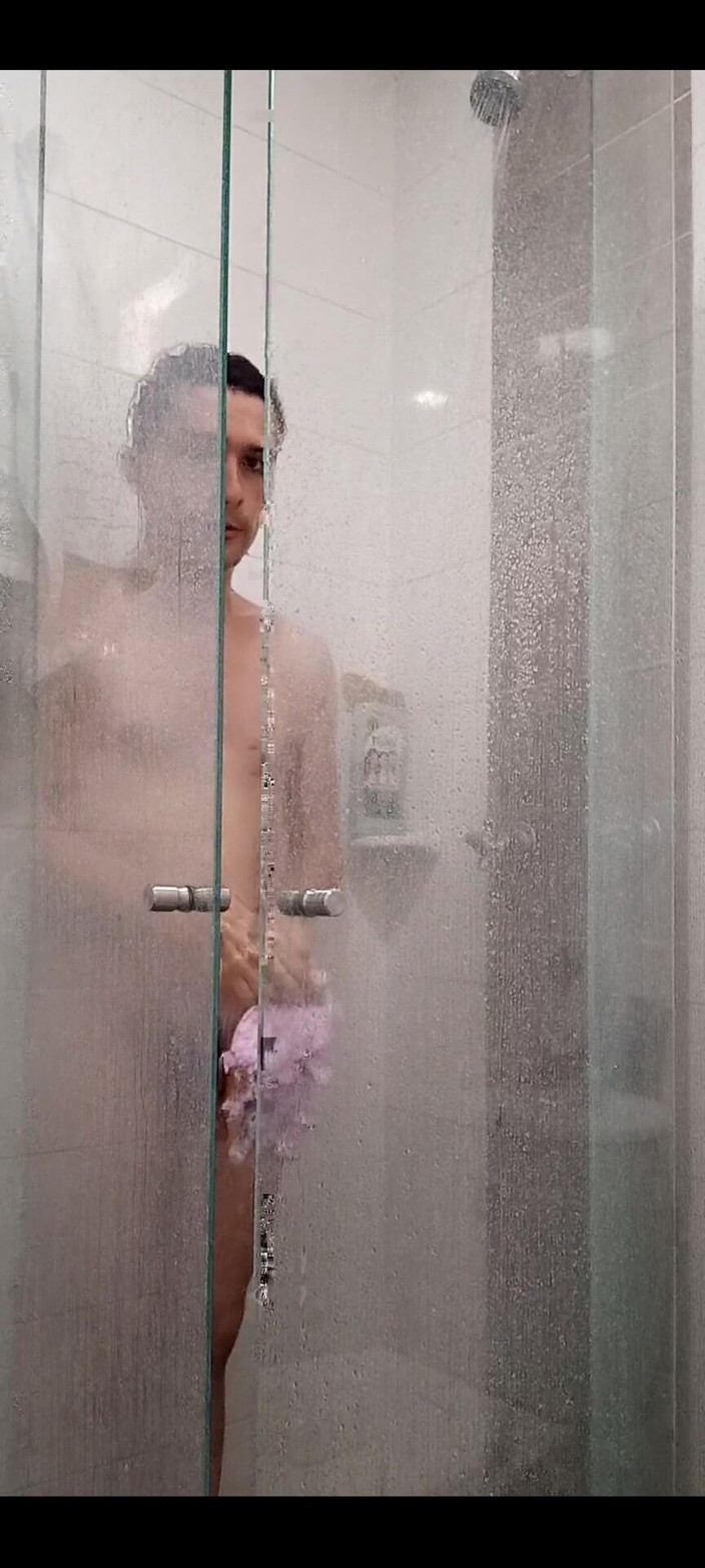 Diego_latinboy: Sacudidas en el baño