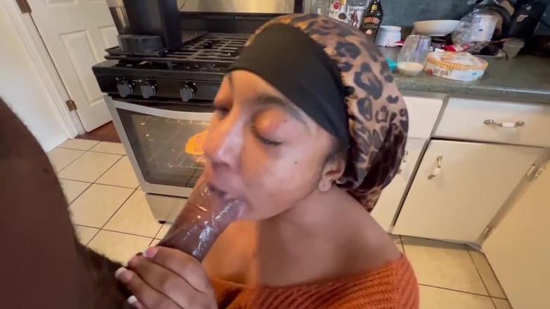 Fijii pornbox: Bbc da mamada en la cocina