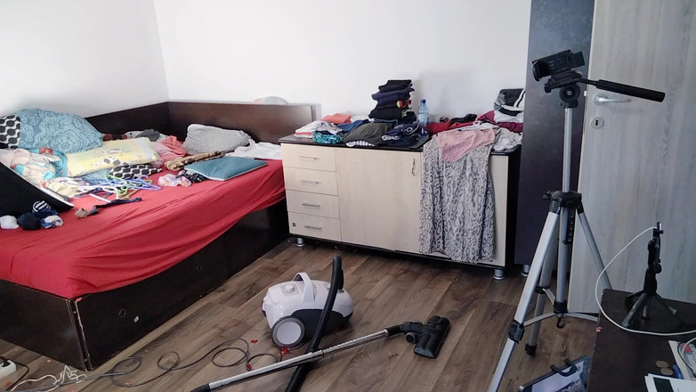 Amateur_MS: Amatérská manželka se baví s růžemi. Sexy máma čistí s vysavačem.