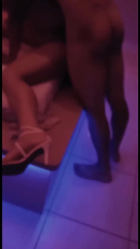 Saya menelefon kawan saya untuk mengongkek isteri saya dan pancut ke dalam handjob