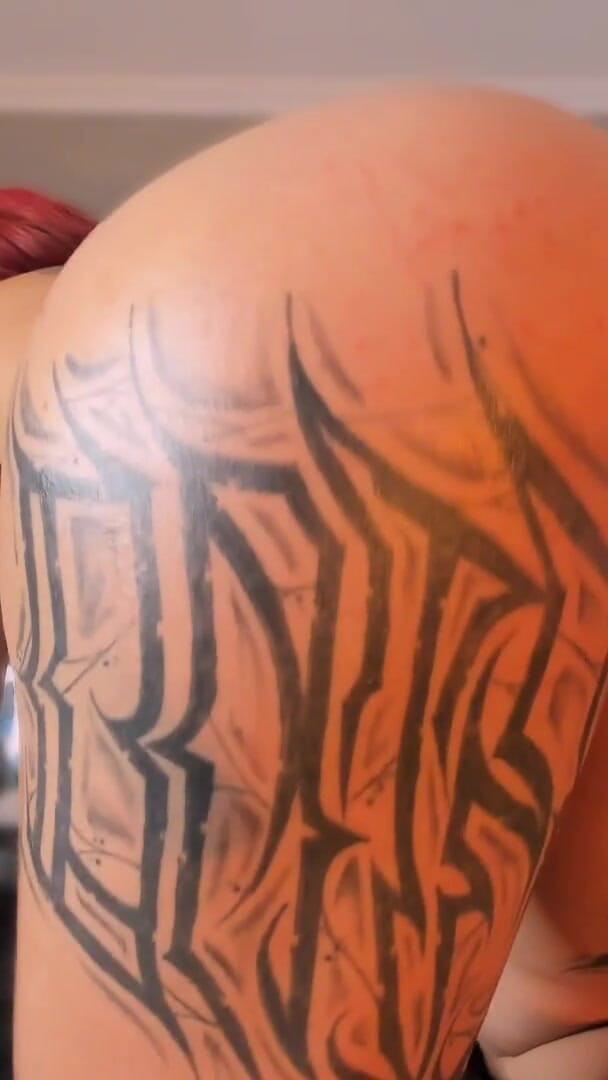Latina Shakes Her Tattooed Butt (Luadyet)