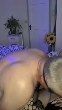 Evde böyle sikişiyoruz. Mükemmel vücutlu ateşli amatör orta yaşlı seksi kadın ve azgın amına yumruk sokuyorum.