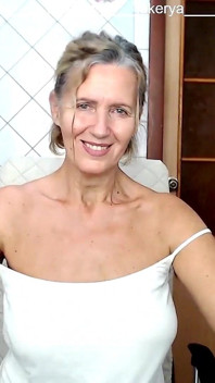 Alegre Lukerya con tetas rebotando se comunica en el kit